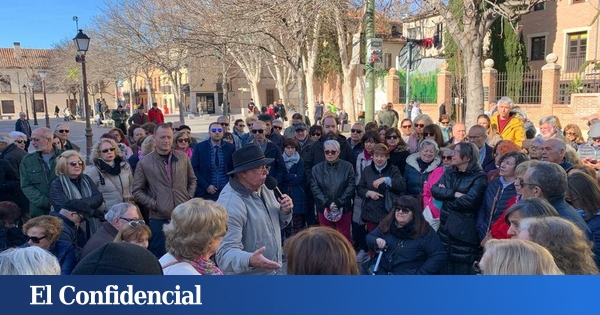 ¿Por qué hay un hombre al que sigue un montón de gente los domingos en Alcalá de Henares?