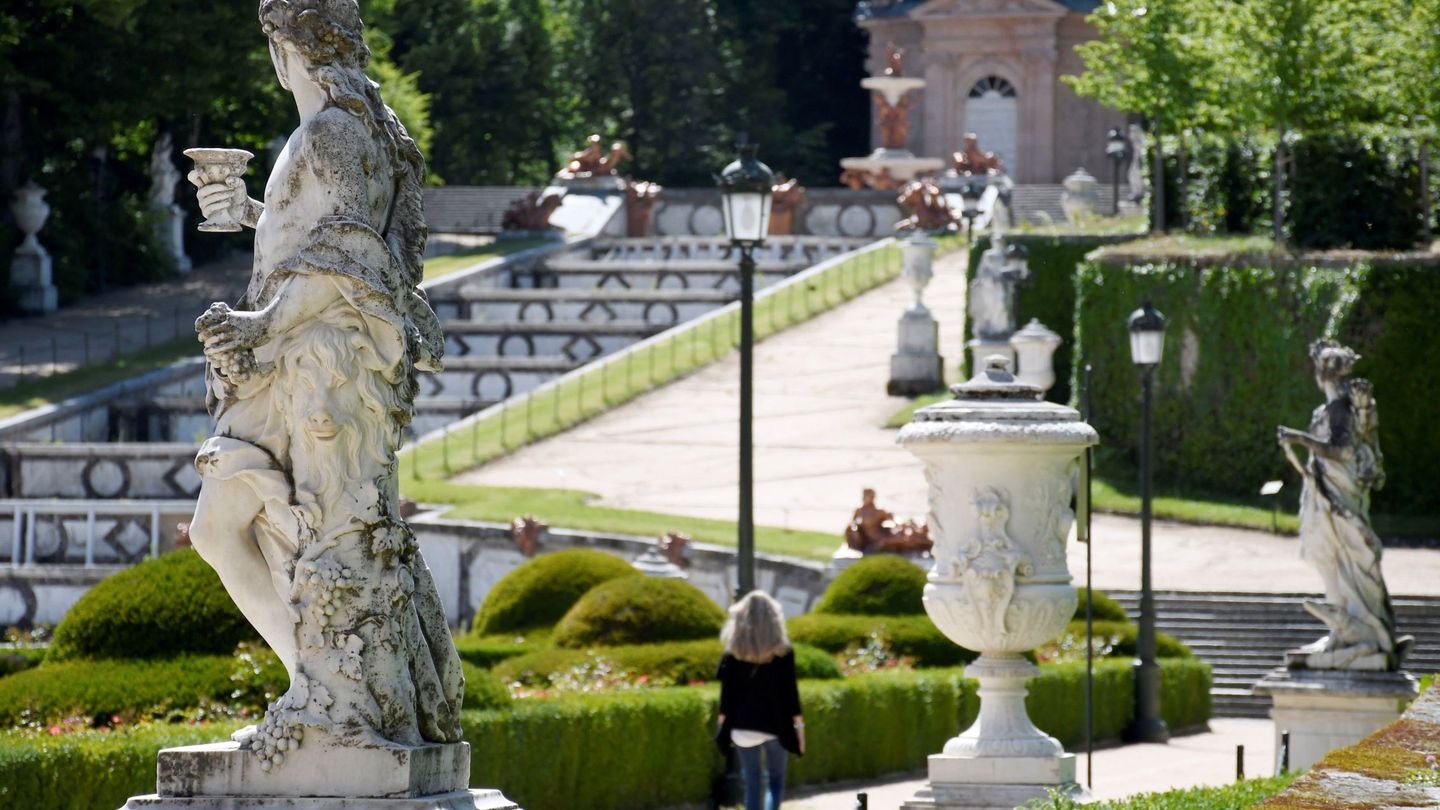 Una turista pasea por los jardines del Palacio Real de La Granja de San Ildefonso. (EFE/Pablo Martín)
