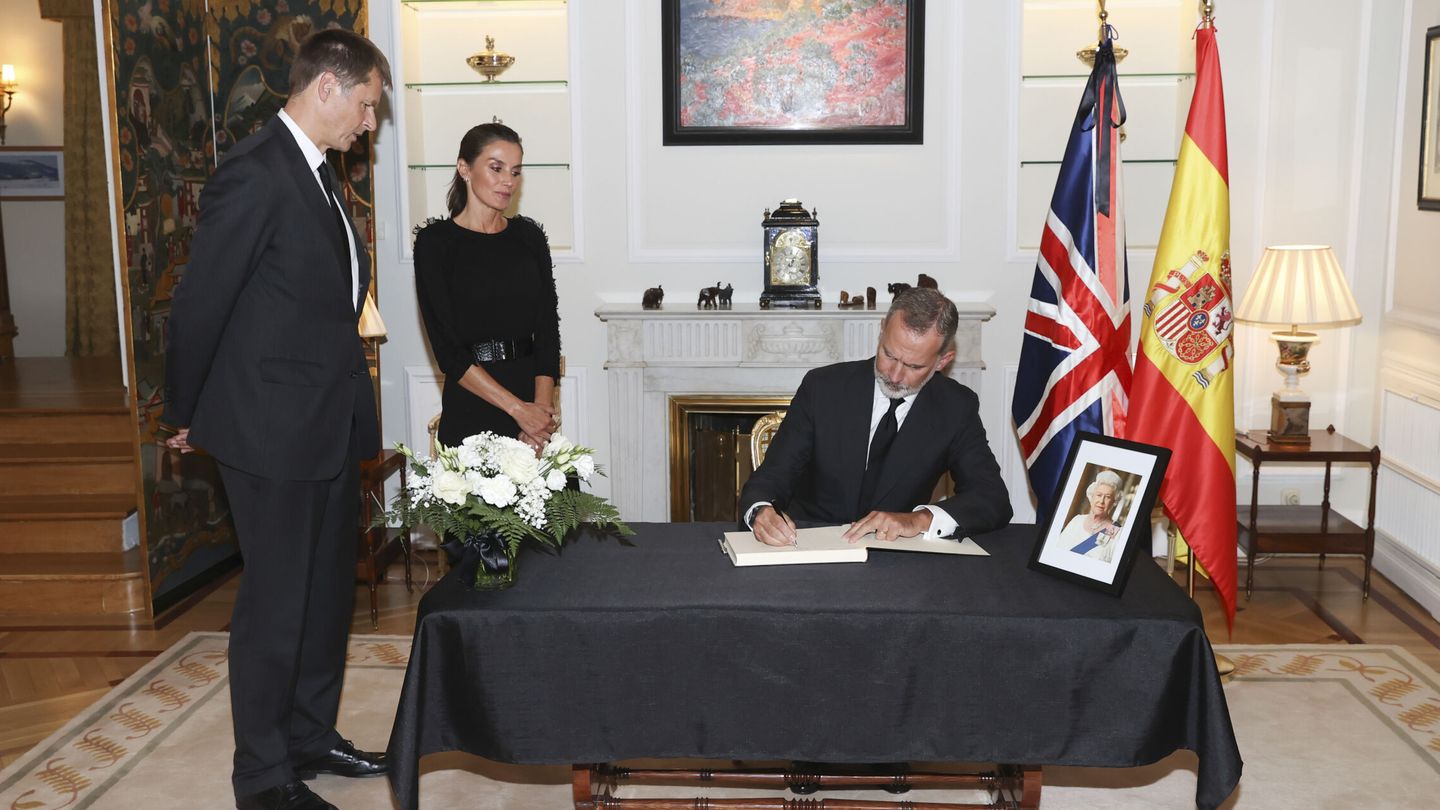 El rey Felipe VI (d) firma en el libro de condolencias por el fallecimiento de la reina Isabel II. (EFE/Casa de SM El Rey/José Jiménez)  