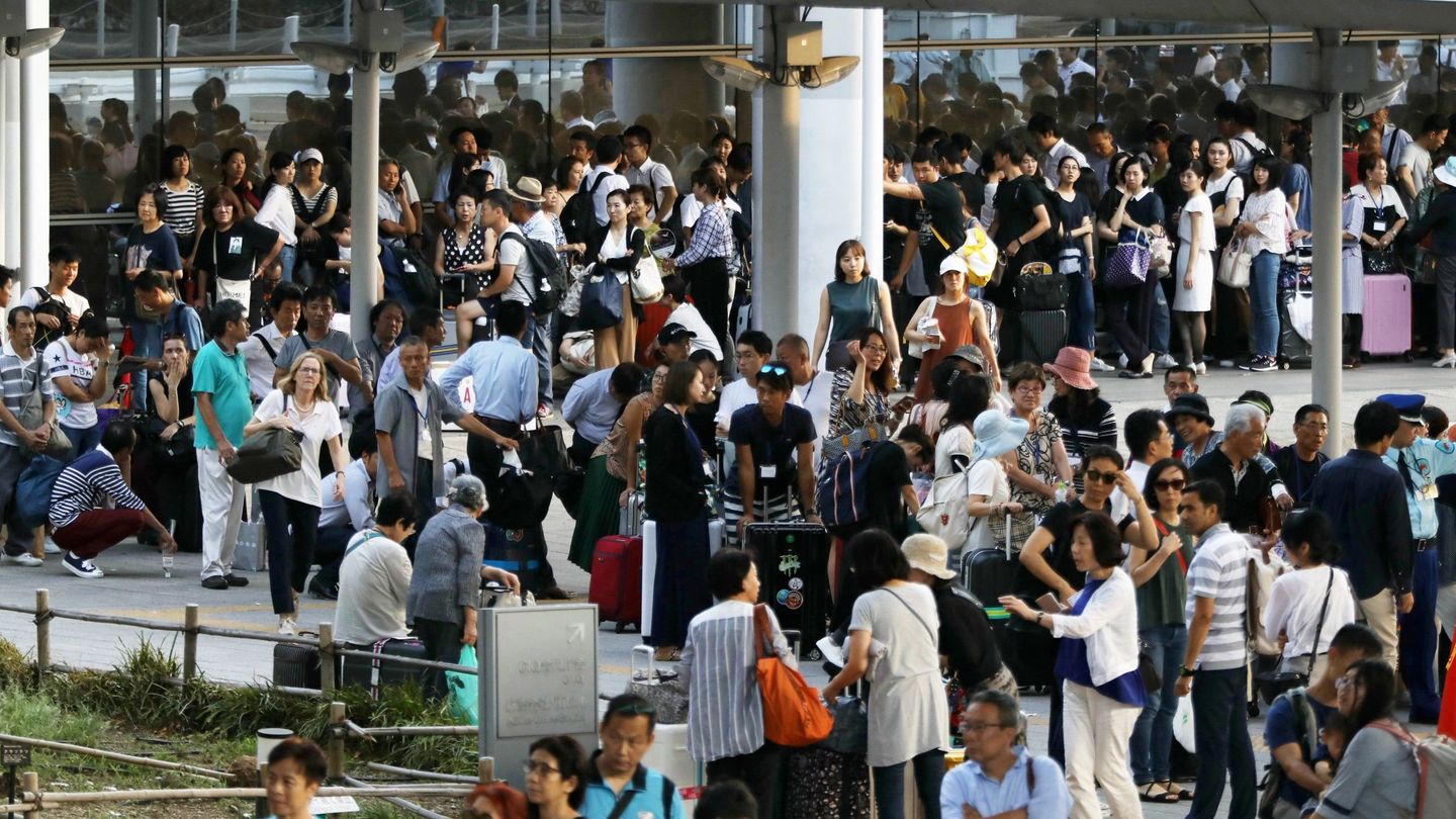 Afectados por la cancelación de vuelos a causa del tifón Jebi, en el aeropuerto de Kansai, en 2018. (EFE)