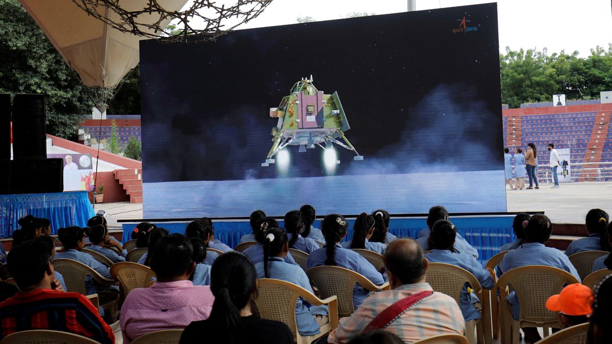India aterriza por primera vez en la historia una nave en el polo sur de la Luna
