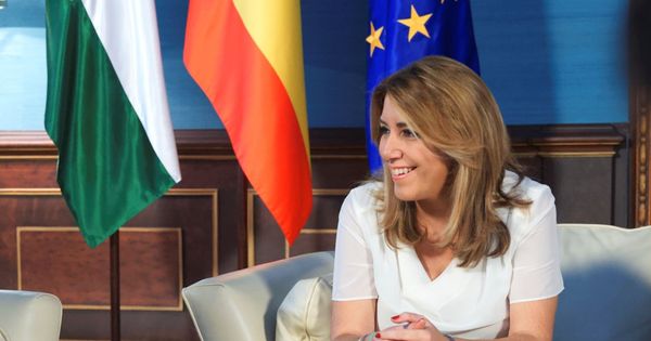 Foto: La presidenta andaluza, Susana Díaz, junto a las banderas de España y Andalucía. (EFE)