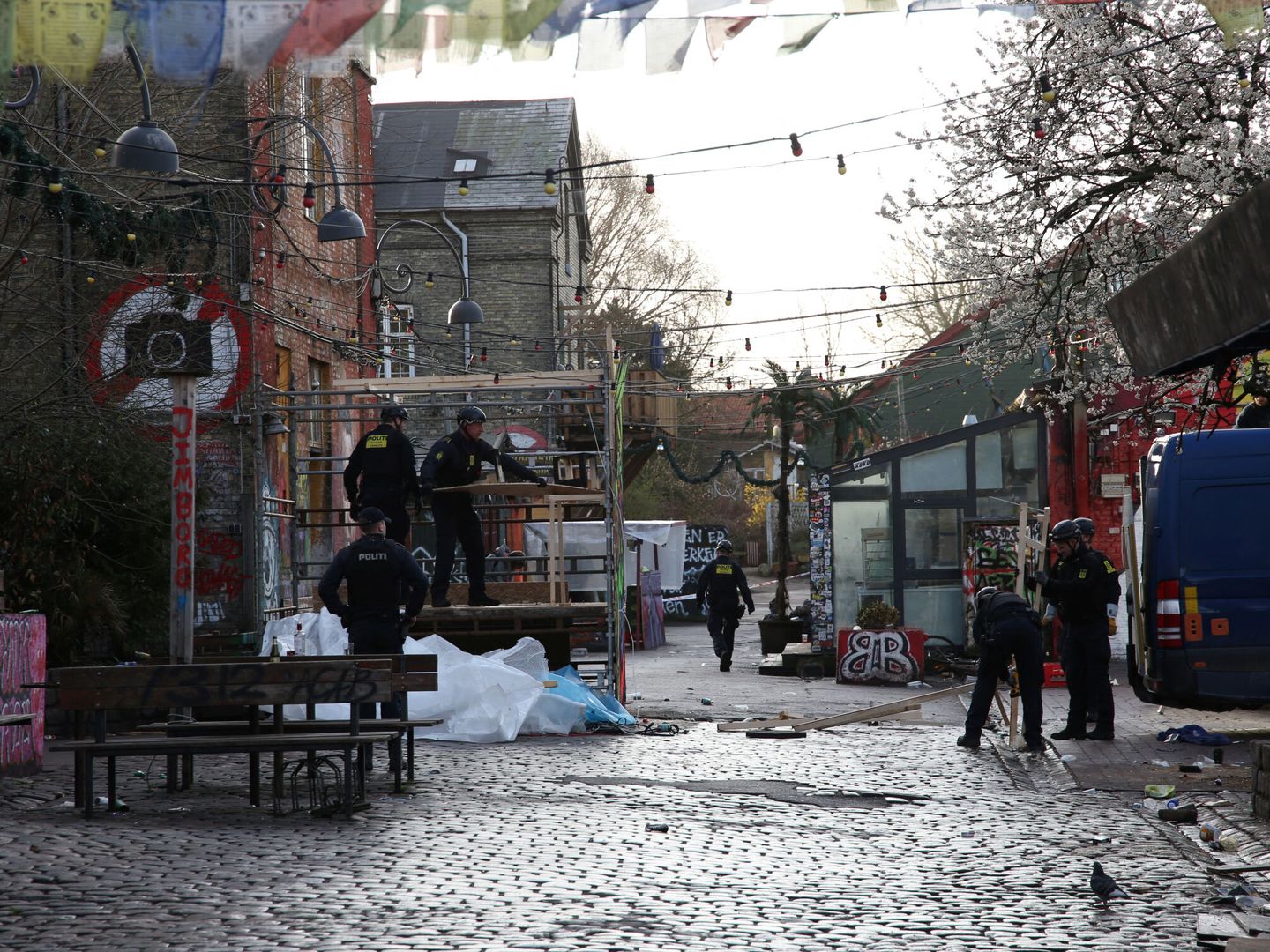 Agentes de policía limpian los puestos usados para vender cannabis en Christiania. (Reuters/Tom Little)