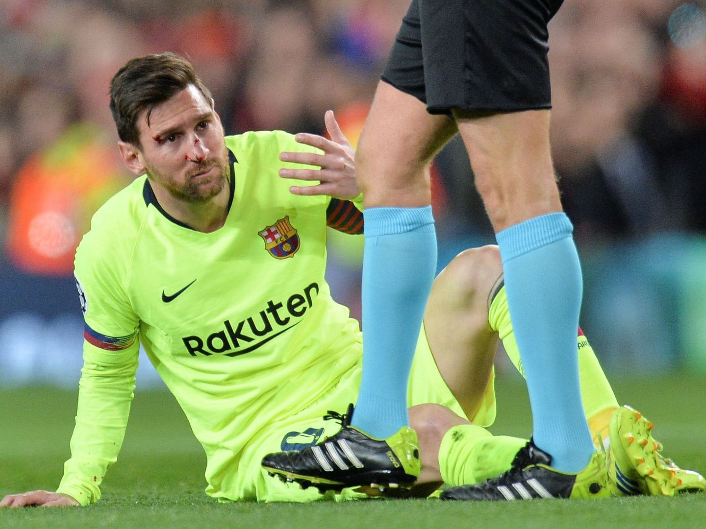 Messi recibió un fuerte golpe en la cara. (EFE)