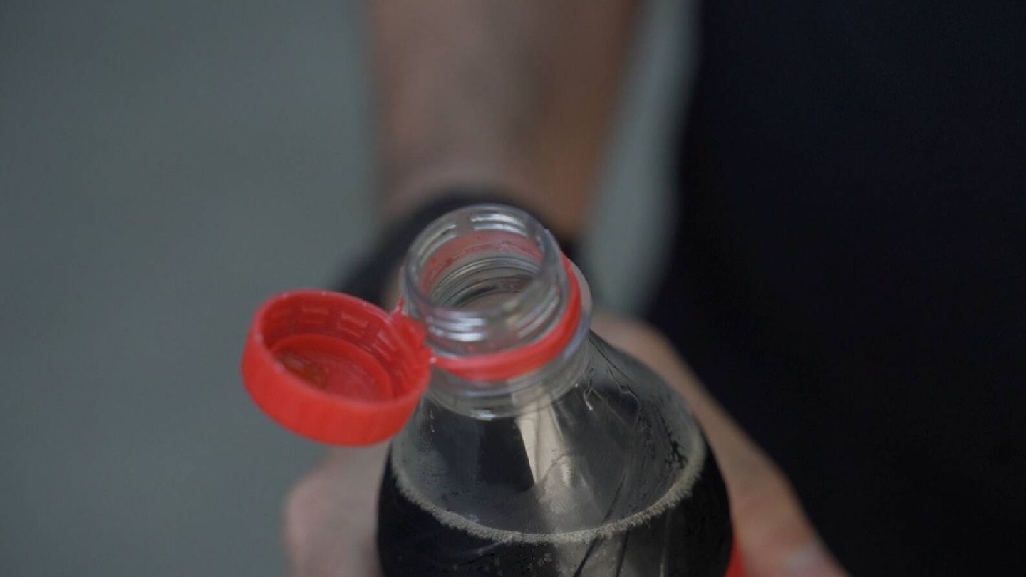 La botella del futuro llevará unido el tapón a la botella para facilitar su reciclaje. (Foto: cortesía)