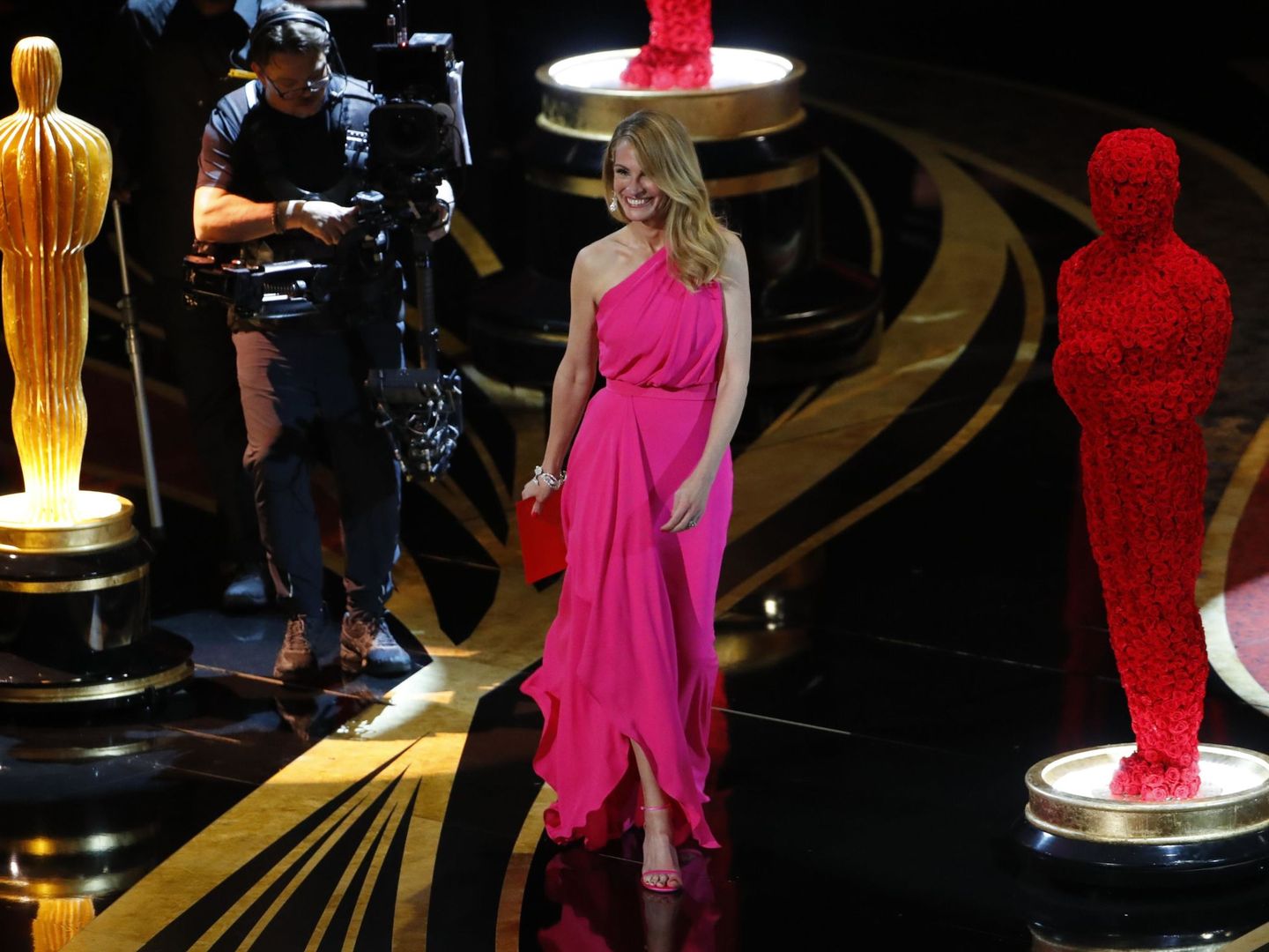 Julia Roberts presentando el Oscar a la mejor película. (Reuters)
