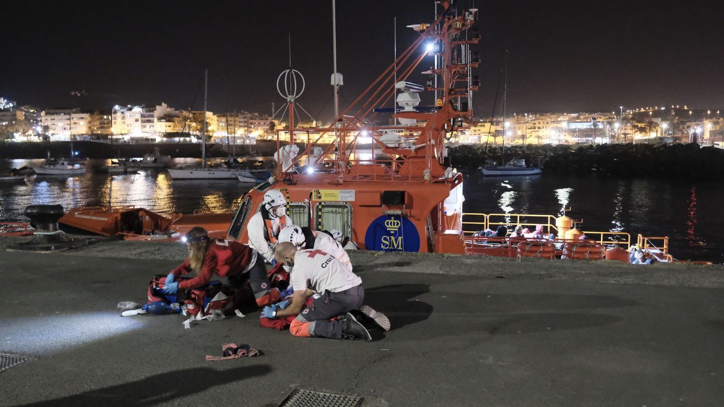 Dos voluntarios de Cruz Roja y dos tripulantes del Salvamento Marítimo intentar reanimar a la niña a su llegada al puerto de Arguineguín. (EFE)