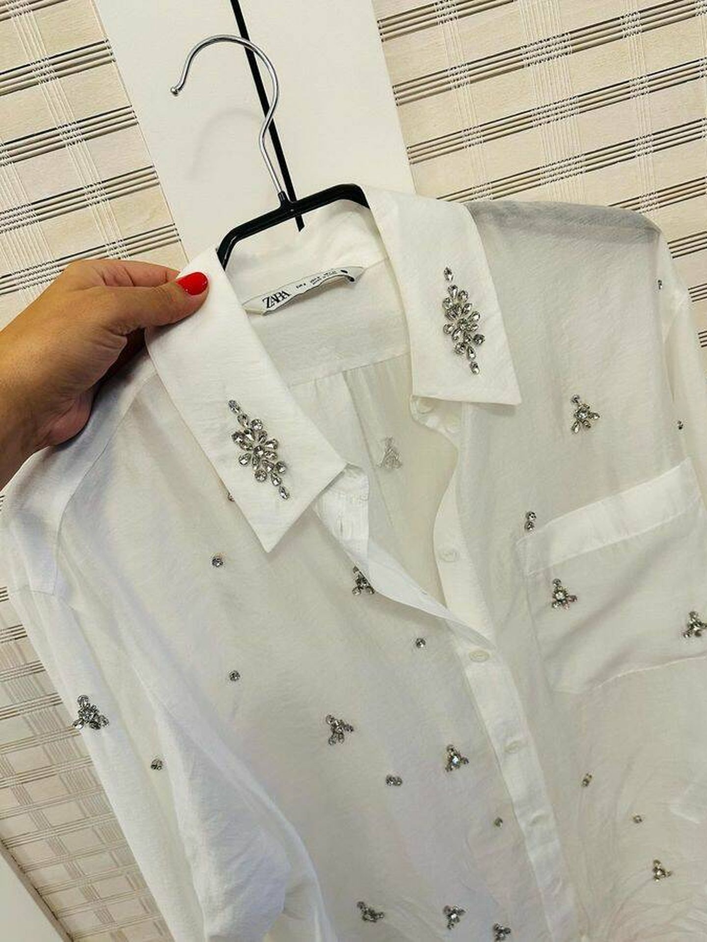 Nuria Roca muestra su camisa de Zara en su cuenta de moda. (Instagram/@lostaconesdeolivia)