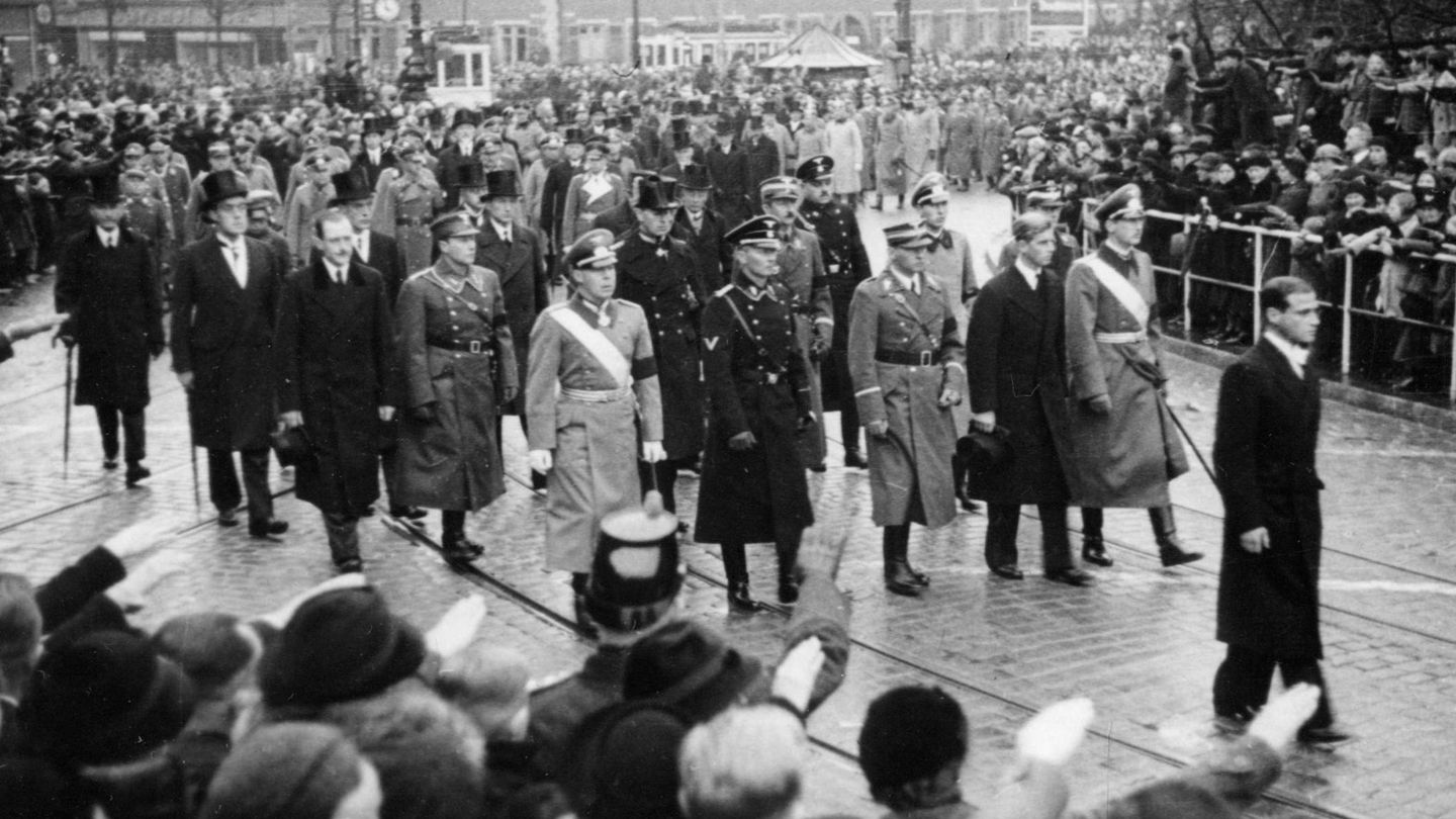 El duque de Edimburgo, tercero por la derecha, en el funeral de su hermana. (1937)