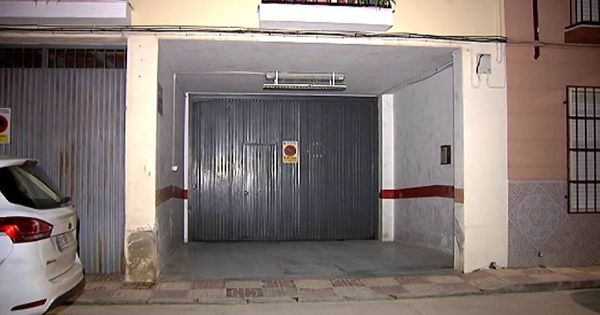 Foto: Hallan los cadáveres de dos hombres en un garaje en la localidad de Priego de Córdoba. (Foto: ATLAS)
