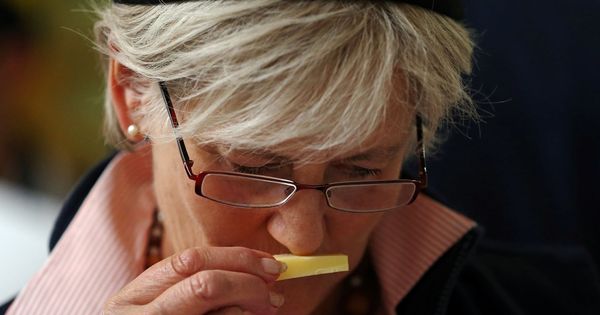 Foto: Una miembro del jurado huele un trozo de Emmental durante una competición en Suiza (Reuters)