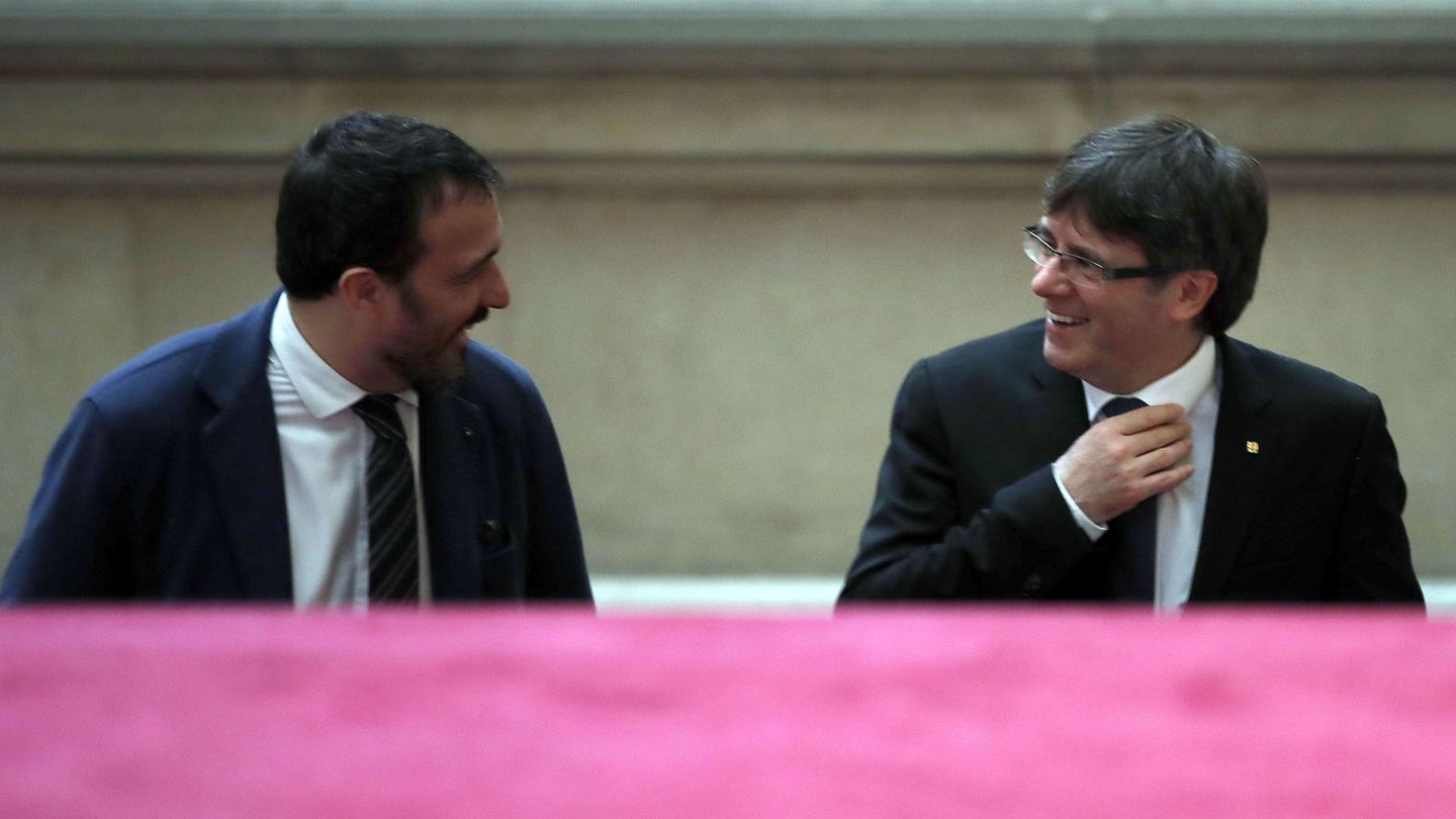 Josep Rius, junto a Carles Puigdemont, cuando era su jefe de gabinete. (EFE)