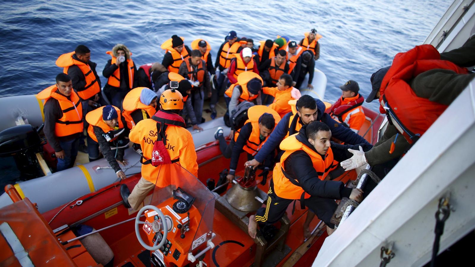 Foto: Refugiados e inmigrantes suben a una embarcación de la Guardia Costera turca, en las costas de Canakkale, el 9 de noviembre de 2015 (Reuters). 