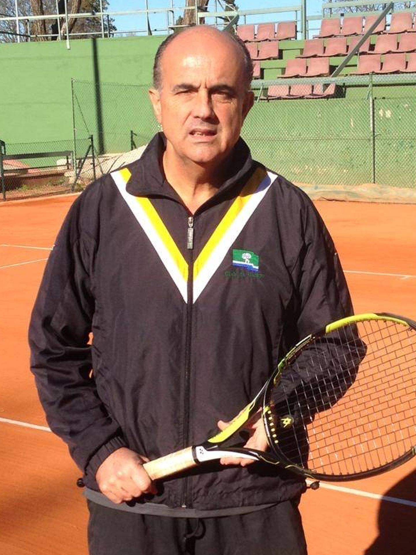 El doctor Antonio Zapatero, durante uno de sus muchos entrenamiento en la pista de tenis.