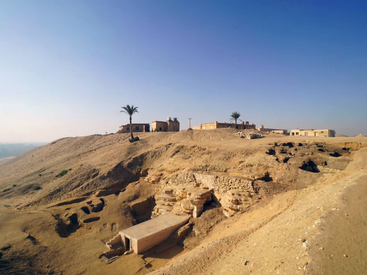 Foto: Vista general del nuevo monumento funerario descubierto en Saqqara por srqueólogos egiptcios y japoneses. EFE