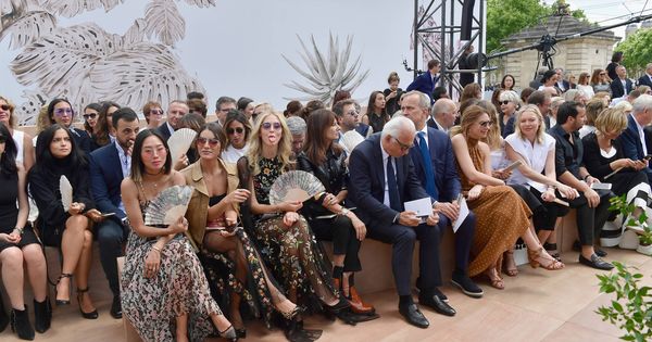 Foto: Chiara Ferragni sacando la lengua en el front row de Dior. (Getty Images)