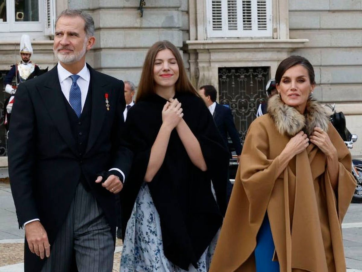 Foto: Los reyes Felipe VI y Letizia y la infanta Sofía salen a la Plaza de Oriente tras el almuerzo en el Palacio Real a saludar y a dejarse fotografiar por la gente que estaba allí congregada. (EFE/CASA S.M. EL REY)