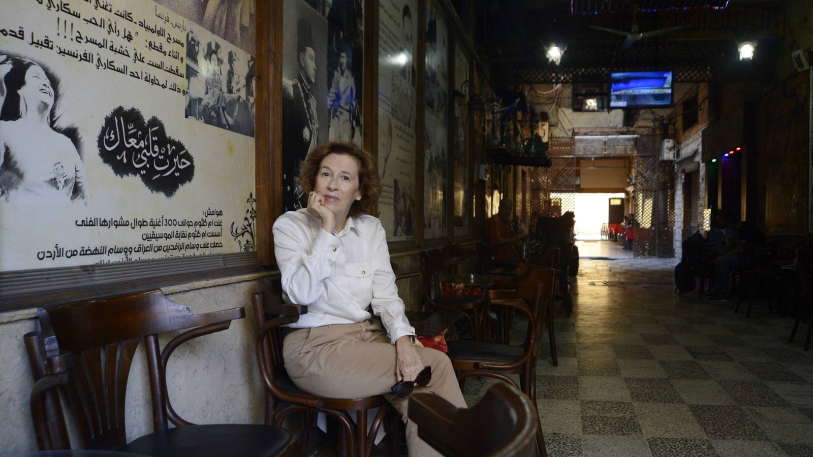 Foto: Julia Navarro en un café de Alejandría. (Juan Manuel Fernández)
