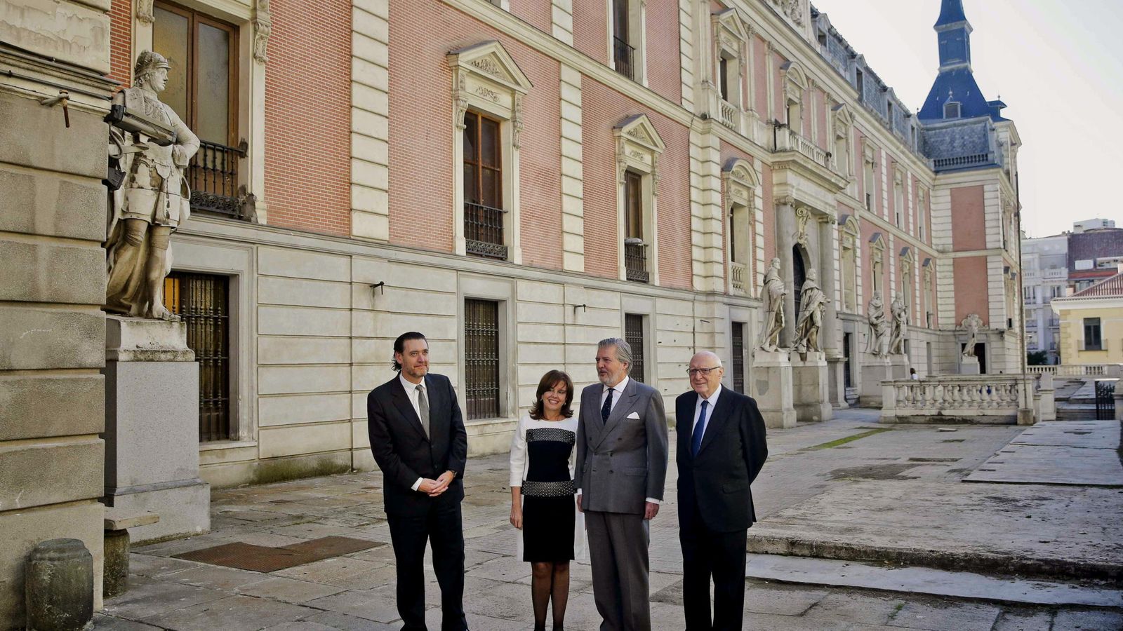 Foto: El ministro de Cultura, la subsecretaria de Hacienda y el director y el presidente del Museo del Prado tras la firma (Efe)