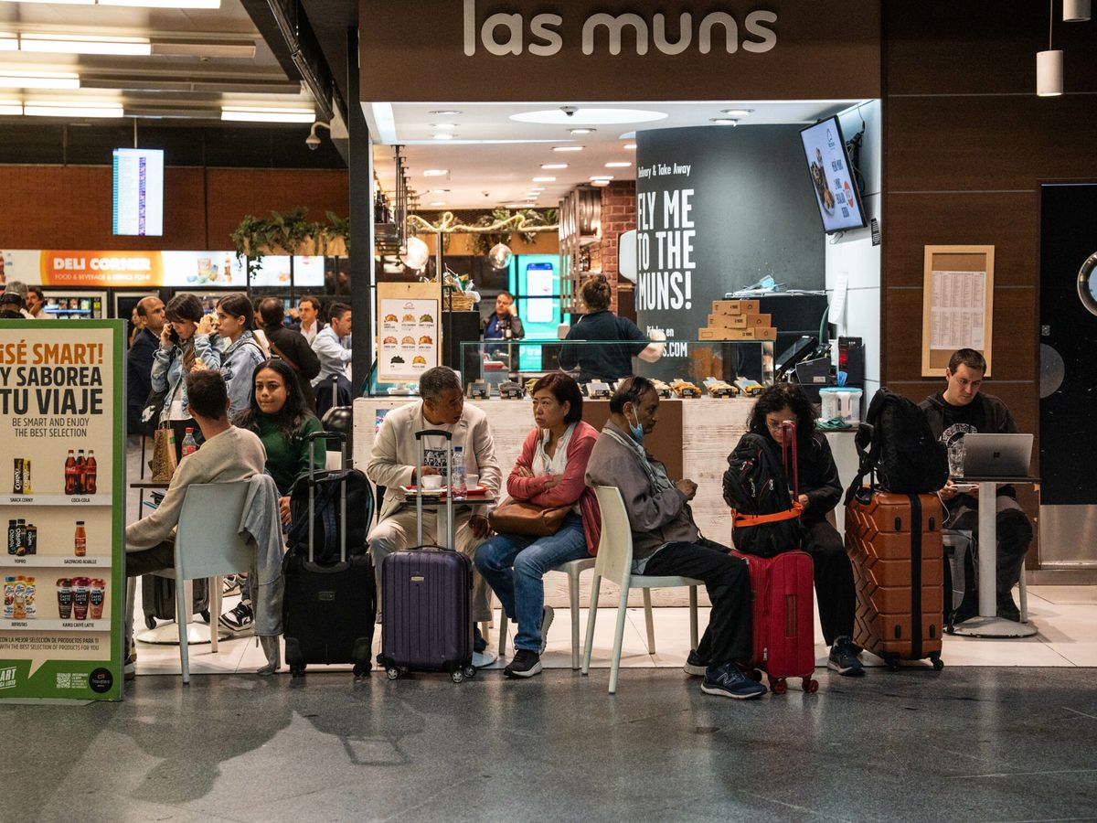 Foto: Varias personas esperan tras el retraso en sus trenes en la estación de Puerta de Atocha-Almudena Grandes. (Europa Press/Archivo/Matias Chiofalo)