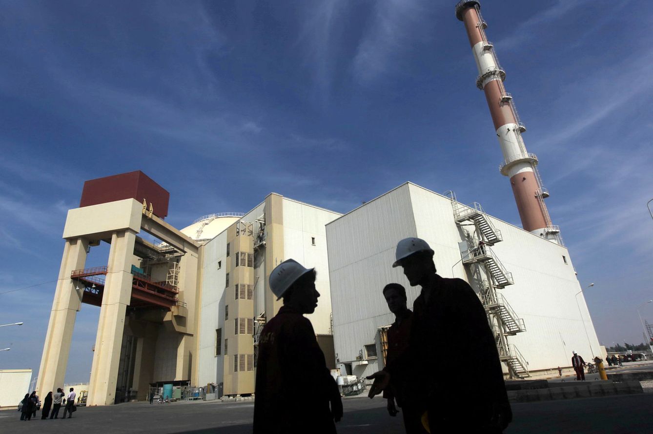 Trabajadores iraníes frente a la planta nuclear de Bushehr, en octubre de 2010. (Reuters)