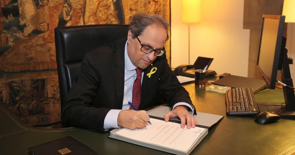Foto: Fotografía facilitada por la Generalitat del presidente, Quim Torra, firmando el nuevo decreto de nombramiento de los consellers. (EFE)