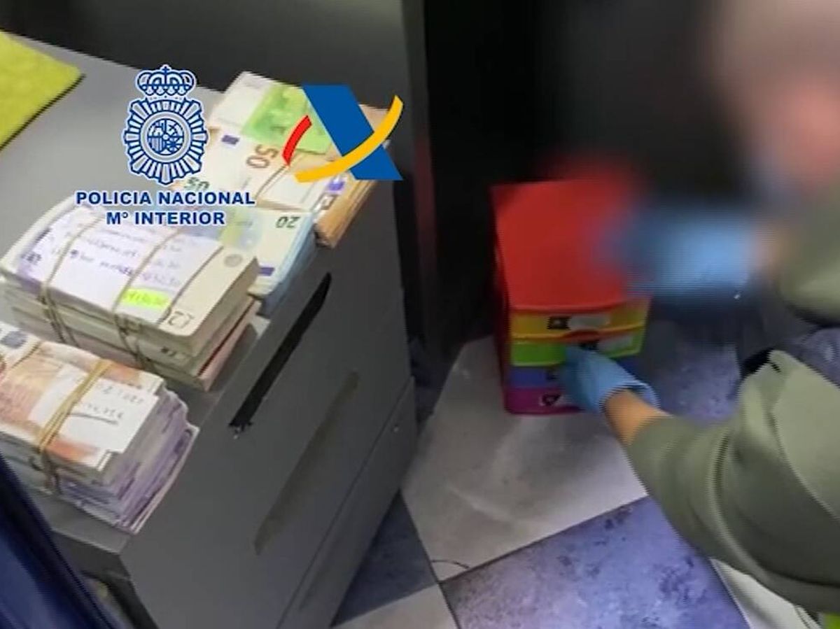 Foto: Parte del dinero incautado por los agentes durante la operación. (EC)