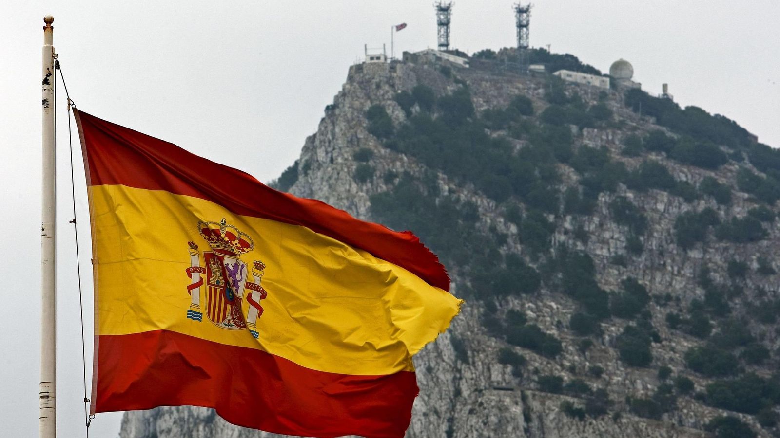 Foto: Una bandera española ondea frente al Peñón de Gibraltar. (EFE)