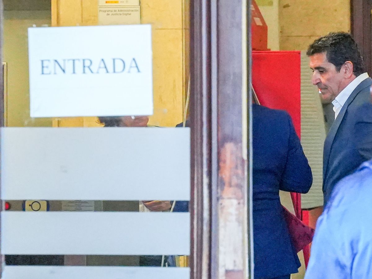 Foto: El exalcalde de Los Palacios y Villafranca Antonio Maestre a su llegada a los juzgados el pasado 7 de mayo. (Francisco J. Olmo/Europa Press)