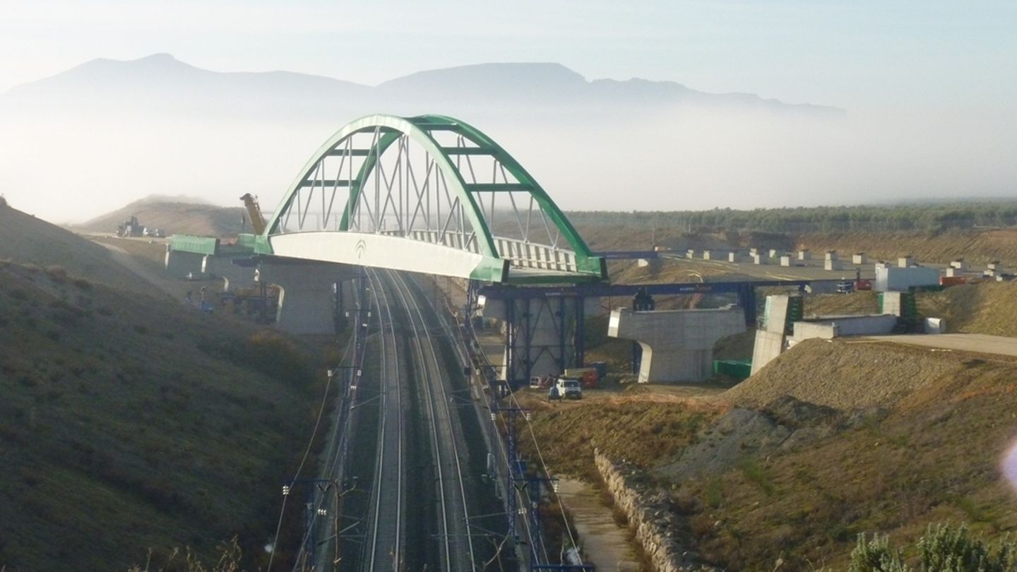 Viaducto del Eje Ferroviario Transversal en la provincia de Málaga que nunca llegó a utilizarse. (EFE)