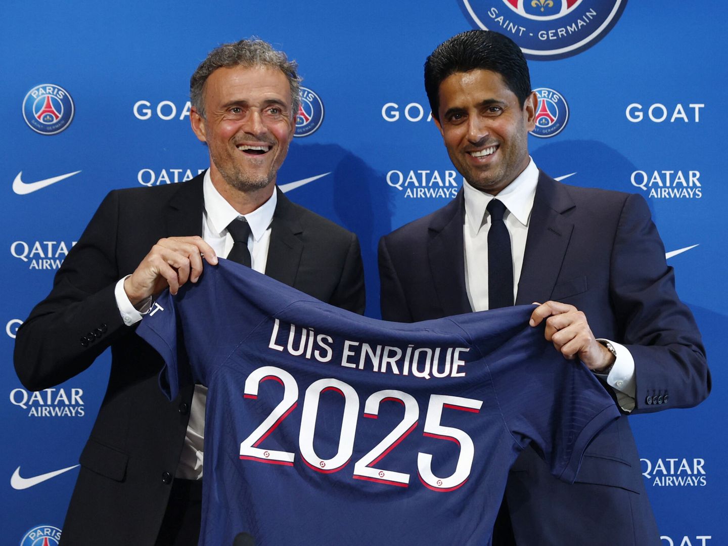 Luis Enrique posa con Nasser Al-Khelaifi en su presentación como nuevo técnico del PSG. (REUTERS/Gonzalo Fuentes)