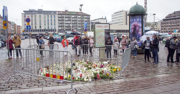 Foto: Flores en recuerdo de las dos víctimas del joven yihadista. (EFE)