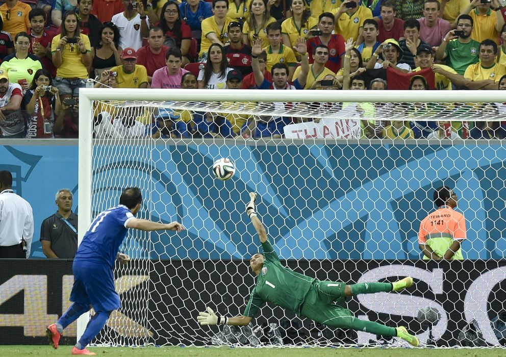 Foto: Keylor Navas, durante la tanda de penaltis del Costa Rica-Grecia (AP)