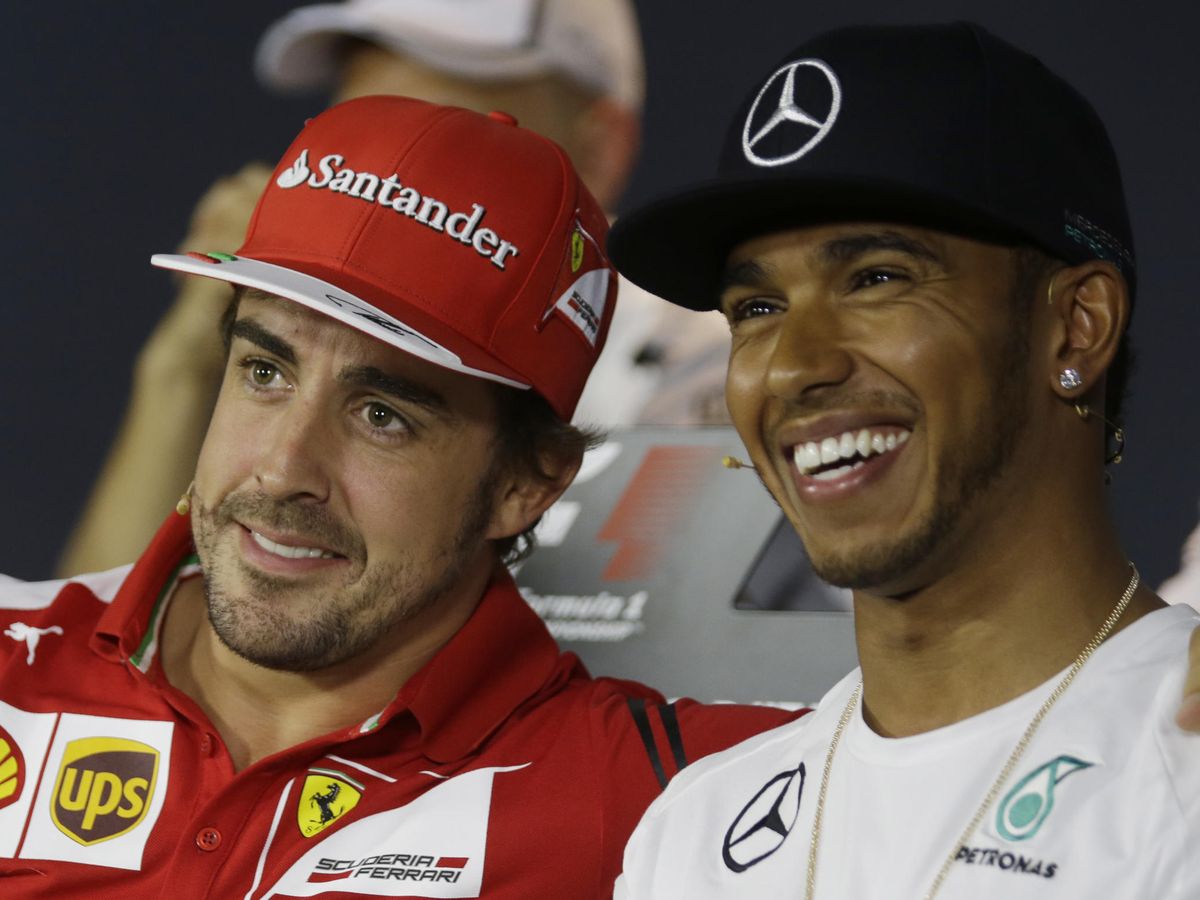 Foto: Fernando Alonso y Lewis Hamilton sonríen. (AP)