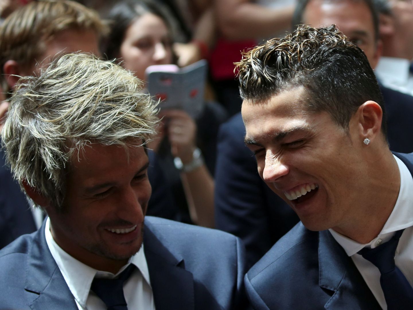 Fabio Coentrao y Cristiano Ronaldo, sonrientes, durante una celebración. (Reuters)