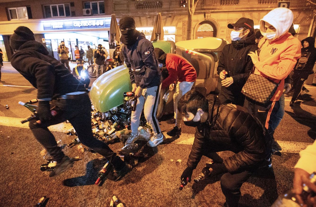 Jóvenes lanzan botellas en las manifestaciones a favor de Pablo Hasél. (EFE)