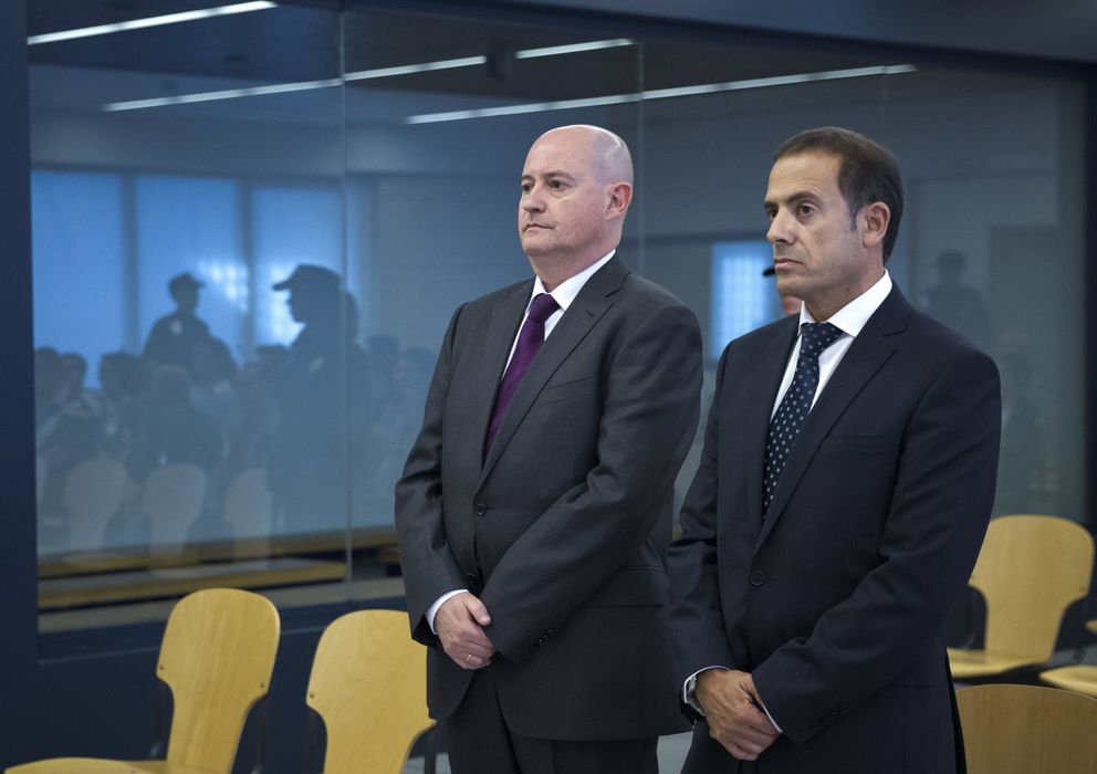 Foto: El ex jefe superior de Policía del País Vasco Enrique Pamiés (i), y el exinspector José María Ballesteros (d),