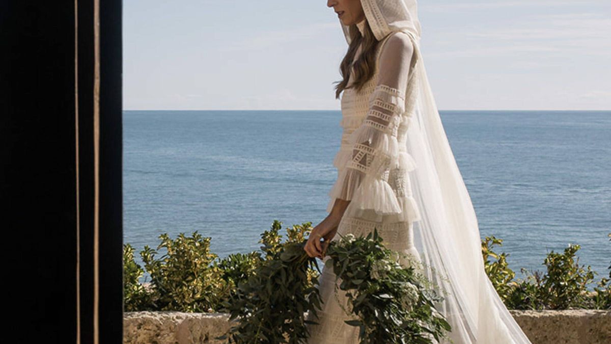 La boda de Macarena en un castillo frente al mar, su vestido de novia con capucha y un ramo muy original