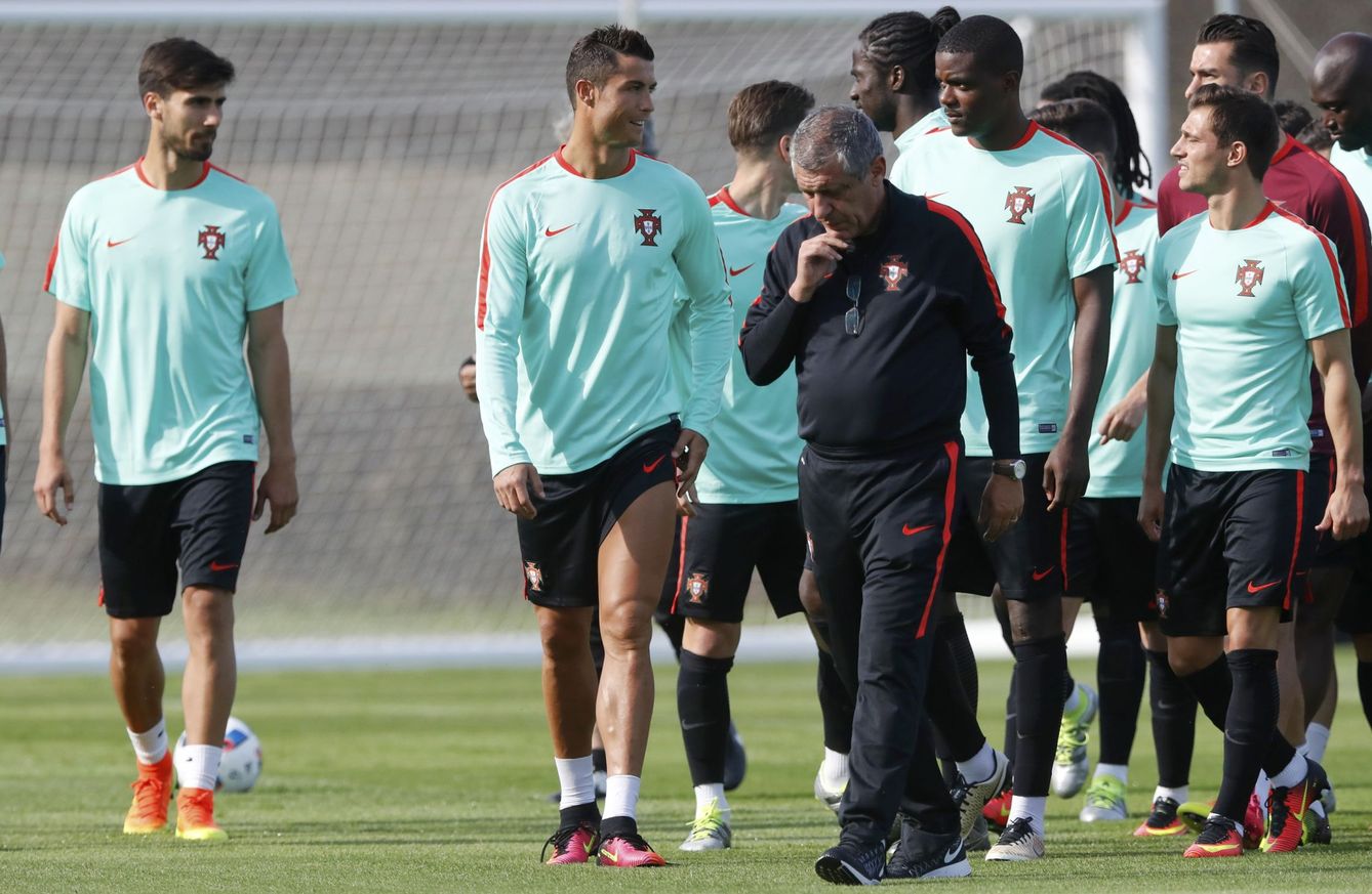 Cristiano, junto a su seleccionador, Fernando Santos, durante un entrenamiento de Portugal. (Reuters)