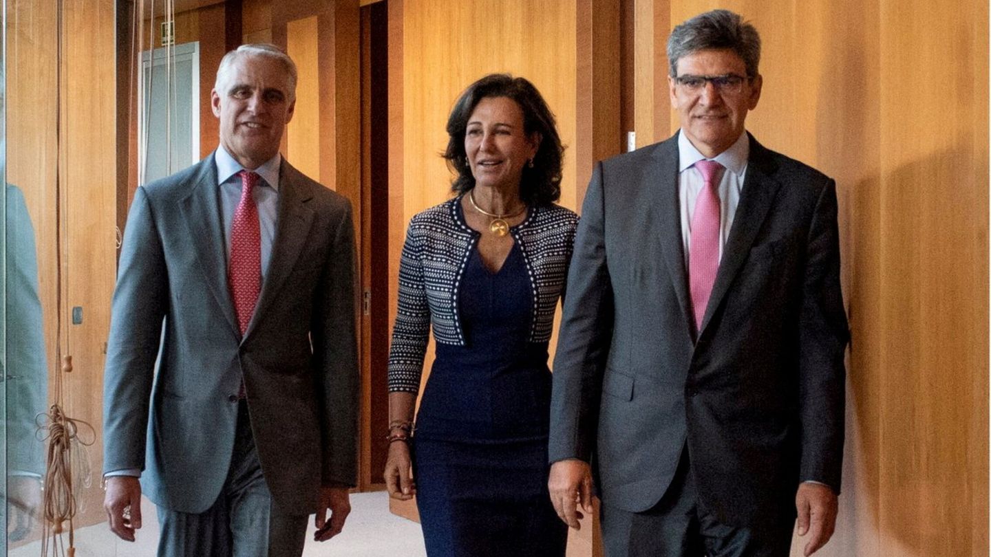 Andrea Orcel, actual CEO de UniCredit, con Ana Botín y el ex-CEO J. A. Álvarez. (Reuters)