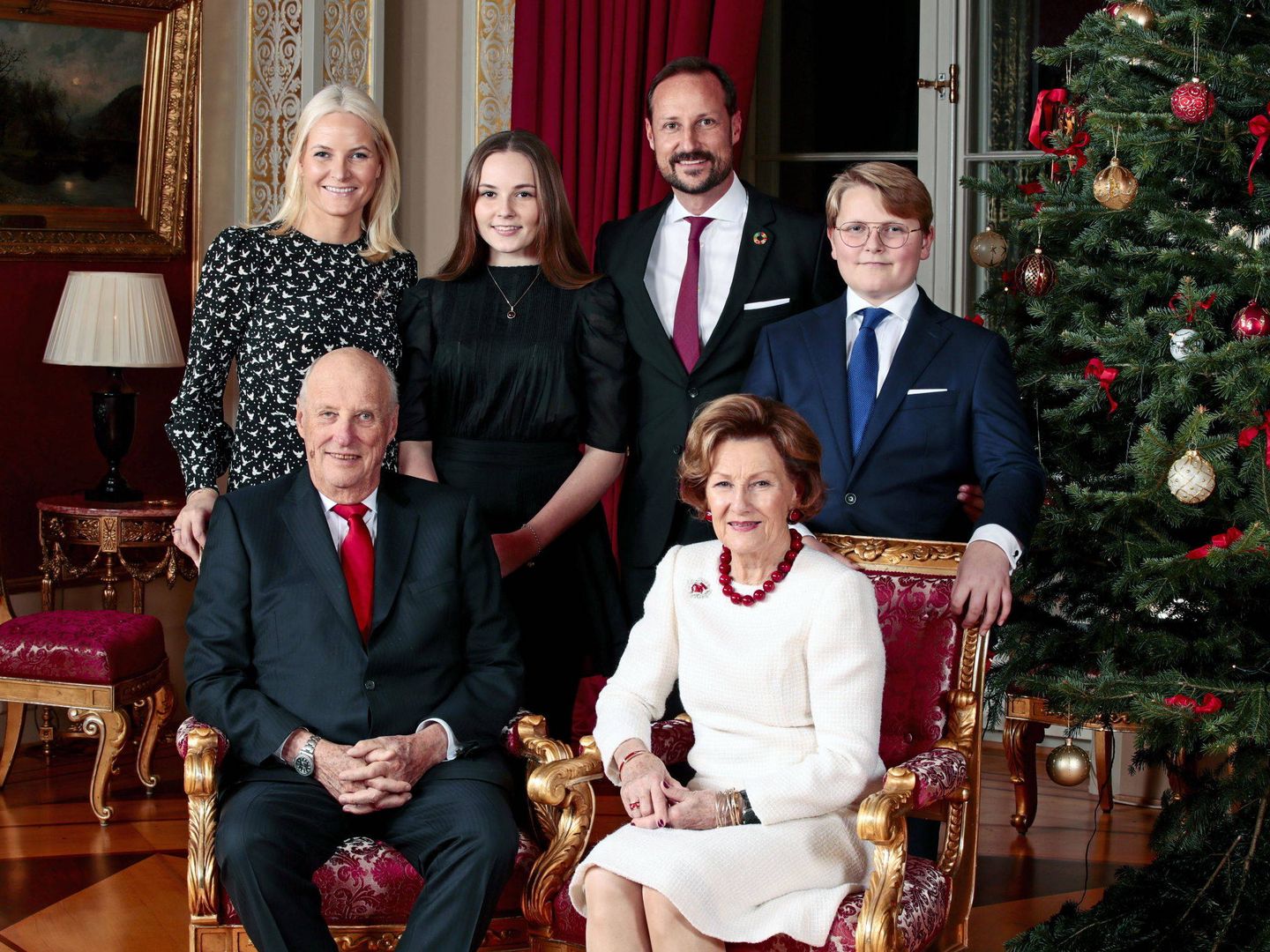 La familia real de Noruega, en el posado navideño. (EFE)