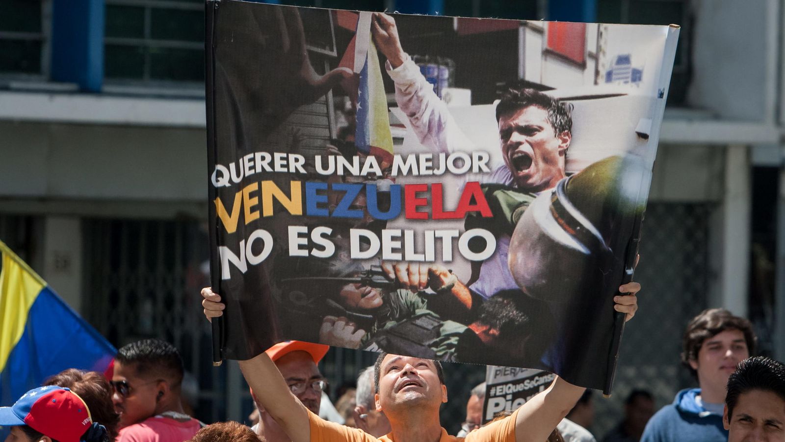 Foto: Un hombre sostiene un afiche del líder opositor venezolano Leopoldo López. (EFE)