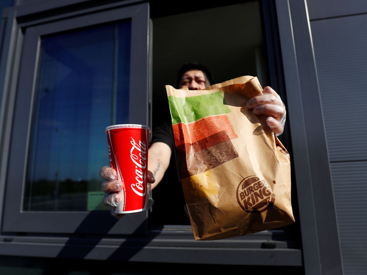 Foto: Un trabajador en un local de Burger King. (Reuters)