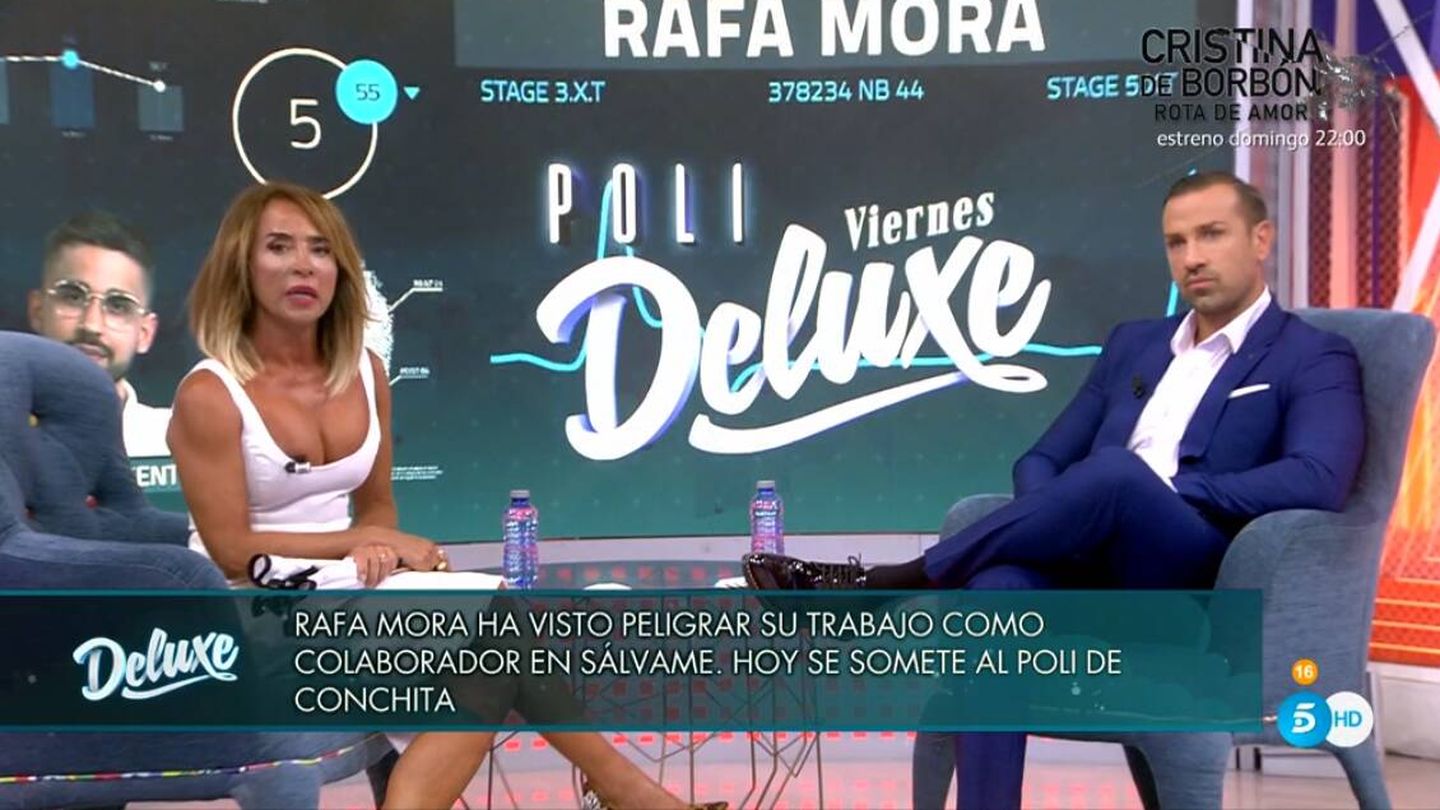 María Patiño entrevistando a Rafa Mora en 'Viernes Deluxe'. (Mediaset)