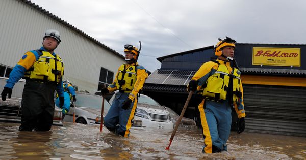 Foto: Efectivos de policía en una zona inundada em Japón. (Reuters)