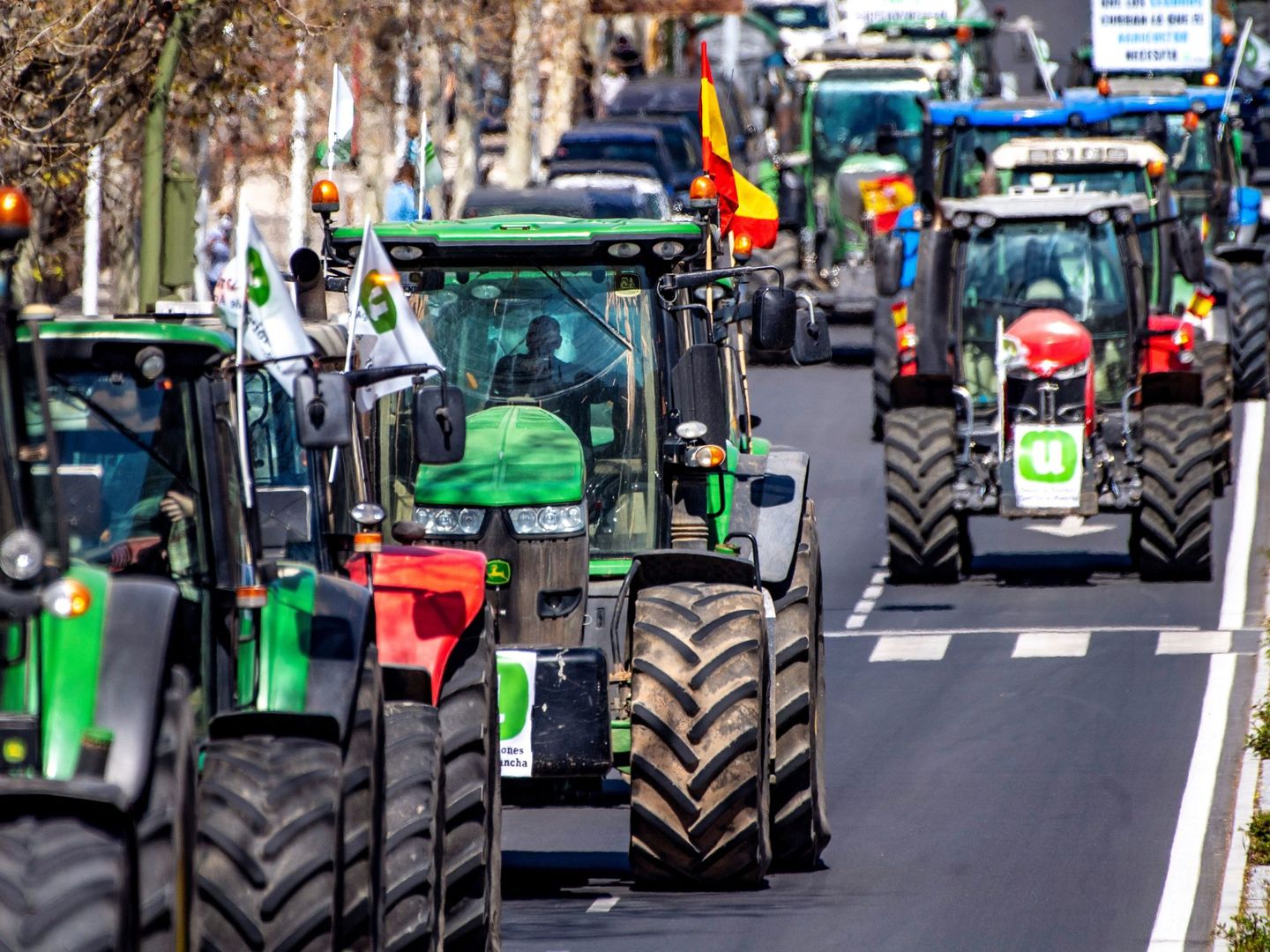 Caravana de tractores en una protesta. (EFE)