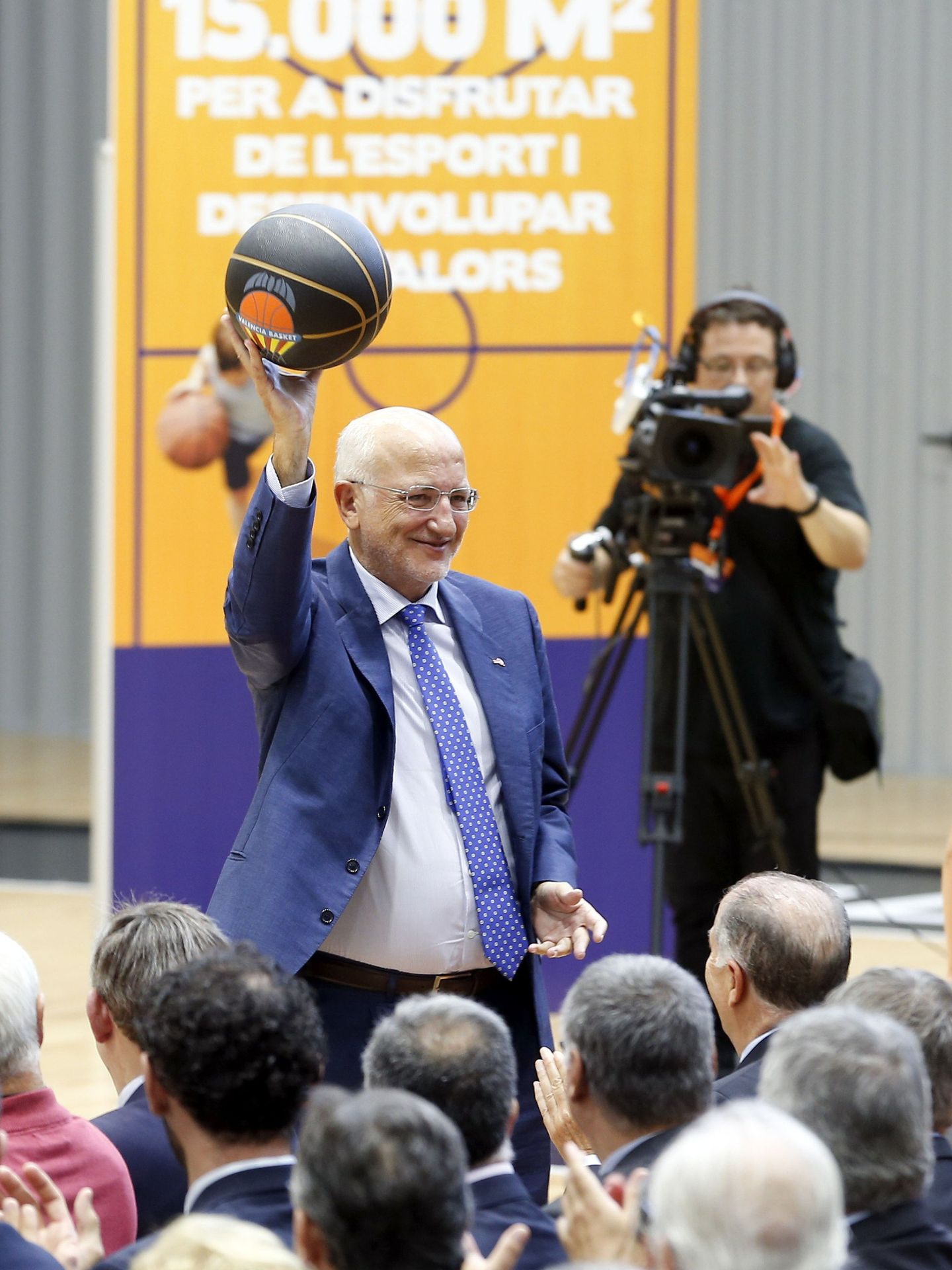 Juan Roig, saluda con un balón a los asitentes a la inauguración de L'Alqueria del Basket. (EFE)