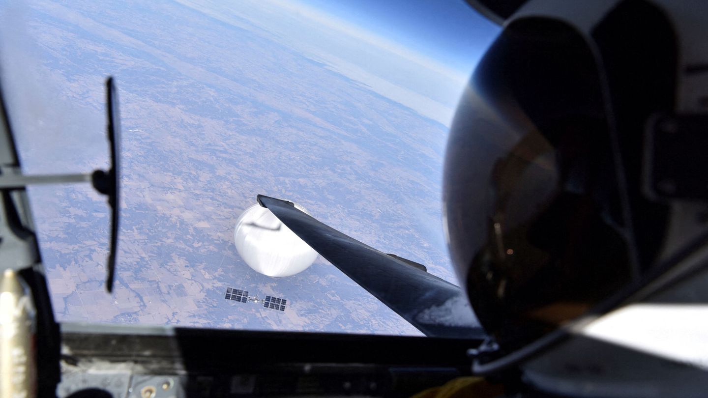 El U-2 Dragonlady — el que fuera uno de los aviones espías más secretos de los EEUU — sigue operativo hoy. Esta selfie del piloto y el globo chino derribado el mes pasado está tomada desde la cabina de un U-2.