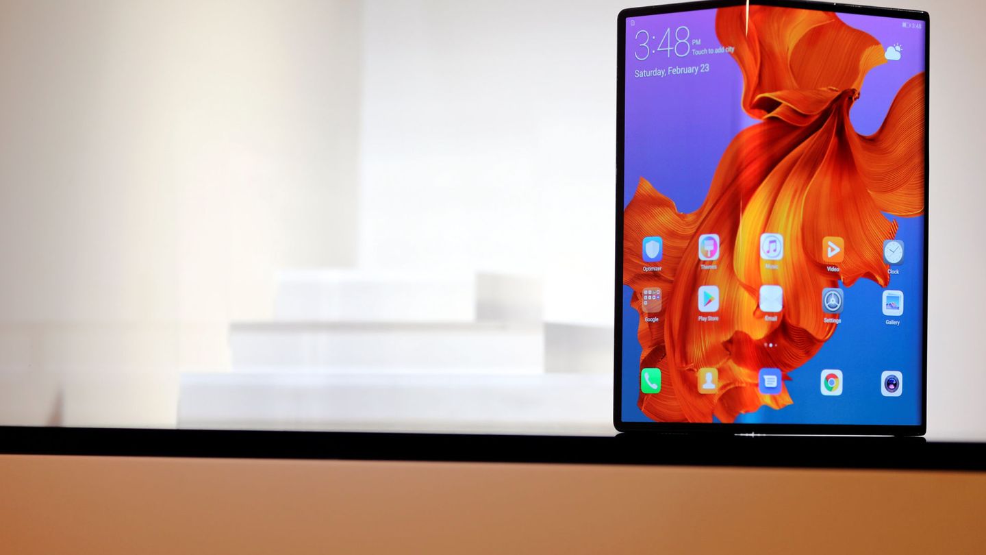 El nuevo teléfono plegable de Huawei, el Mate X. (Reuters)