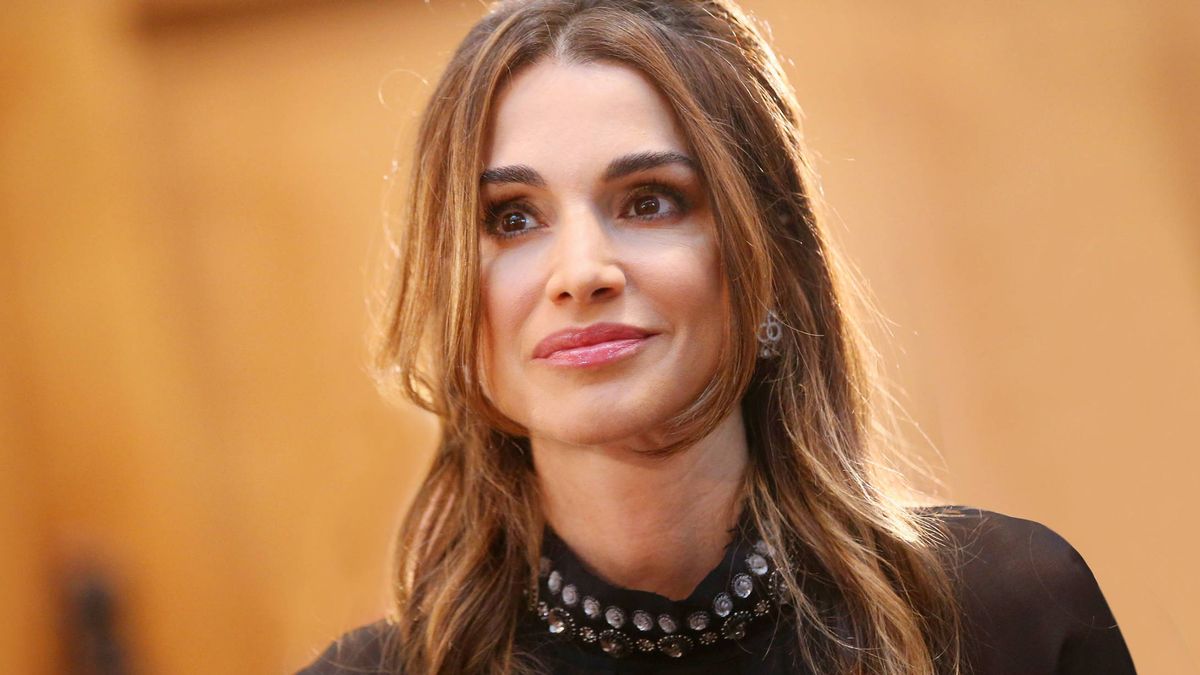 Desmontando el comunicado de Rania: tres looks de más de 5.000€ que llevó en 2018